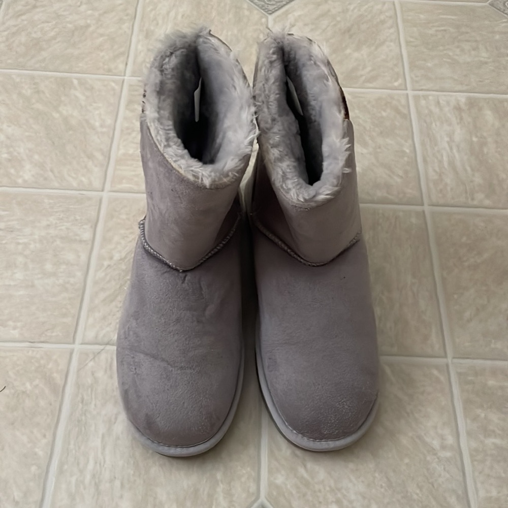 Camel Crown Fuzzy Boots - Picture 3 of 3